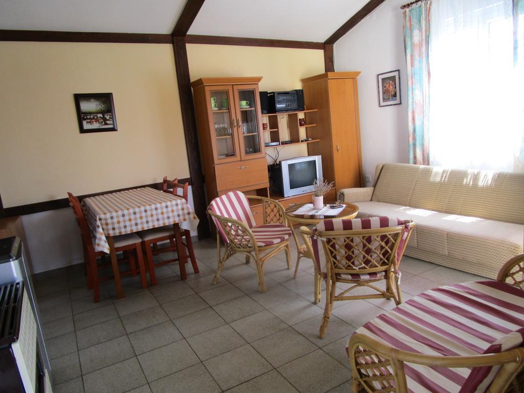 Beachfront House Nada - Happy Rentals Karlobag Room photo